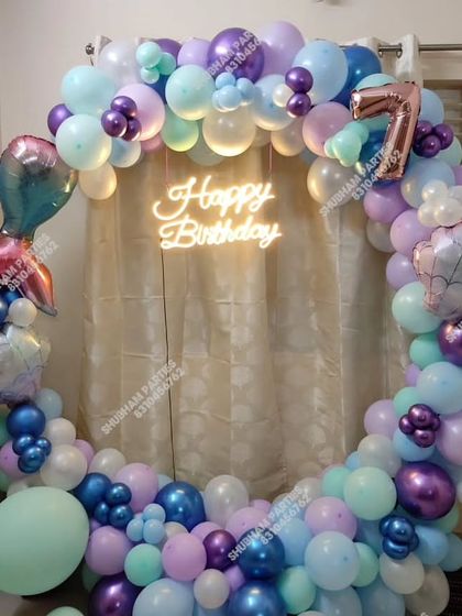 A mermaid-inspired balloon ring in pastel colors for a 7th birthday party.