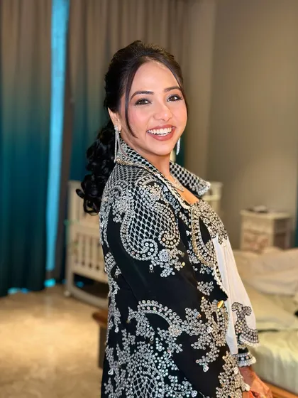 Radiant, glowing, and full of joy. This client owns every look like a true stunner, and this black and white ensemble with soft glam makeup is no exception.