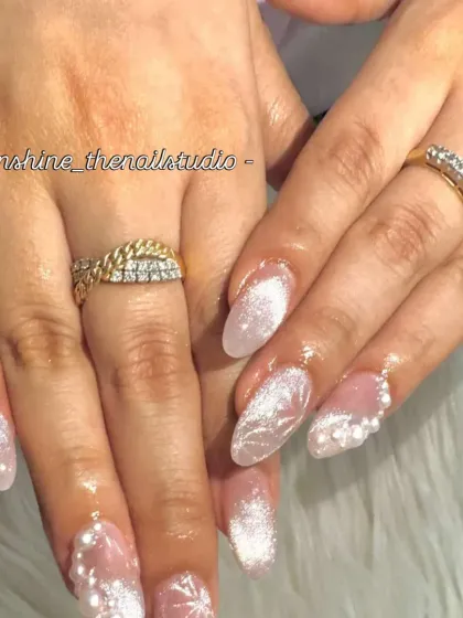 A dreamy cat eye set. I used a white cat eye polish and added delicate pearl details and a snowflake design for a magical, wintery look.