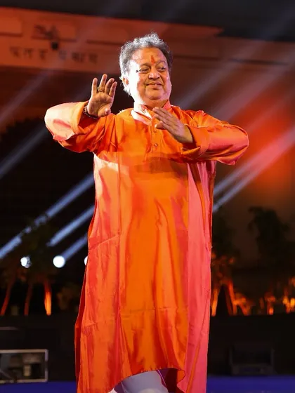 Pt. Jai Kishan Maharaj performing at the Meera Mahotsav. His presence on stage exemplifies the mastery and expressive depth of the Lucknow Gharana.