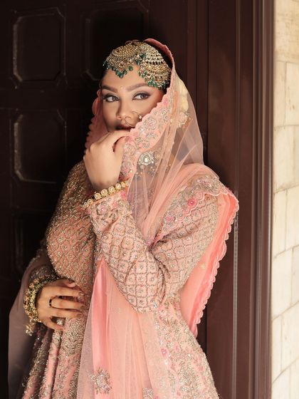 A soft and subtle look for an Anand Karaj bride. The hair is neatly tied back to support the weight of the passa and jhoomar, keeping the focus on the intricate jewelry.