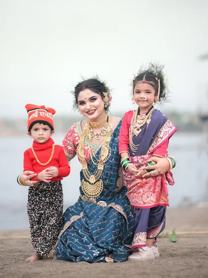 A heartwarming moment with two local children who were also dressed in traditional Koli attire for the festival.