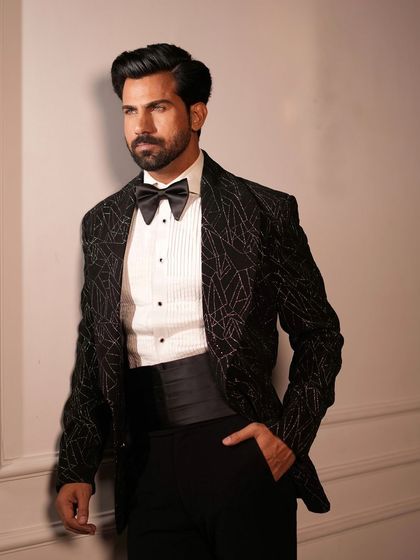The cummerbund and pleated shirt perfectly complement the modern texture of the Starry Black Tuxedo jacket.