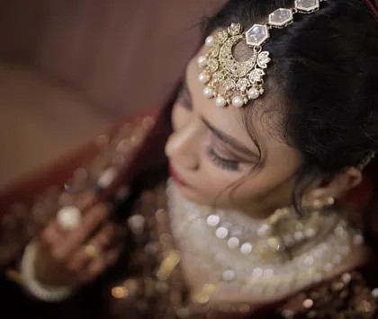 The maang tikka is such an important part of the bridal look. This piece is designed to complement our heavy bridal necklaces perfectly.