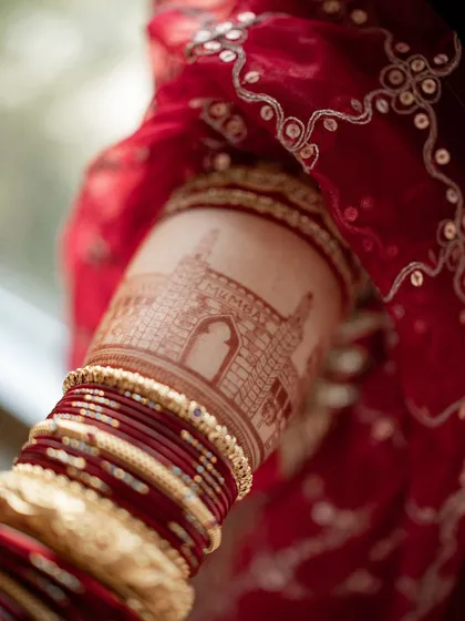 This is the beautiful, dark henna stain on TV star Roopal Tyagi. The design features the Mumbai skyline, a tribute to her 'karma bhoomi'. This is the rich, long-lasting color you can expect from my 100% natural henna powder and oils.