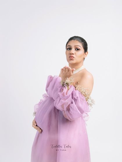 A playful and confident moment. Blowing a kiss to the camera, this mother-to-be shows that maternity can be fun, flirty, and full of personality.