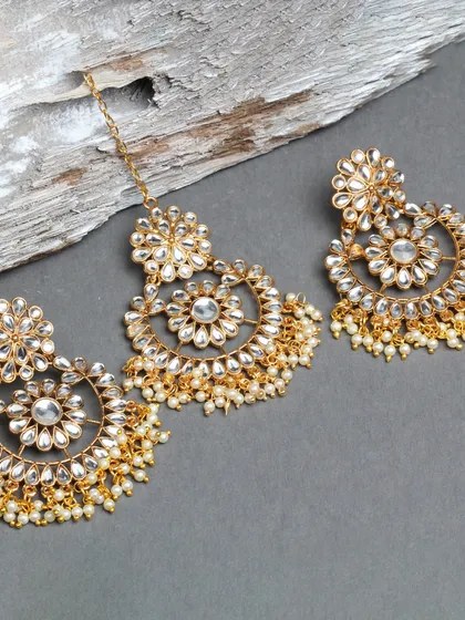 A beautiful kundan and pearl chandbali set with a matching maang tika. This is a perfect coordinated set for a bride or bridesmaid.