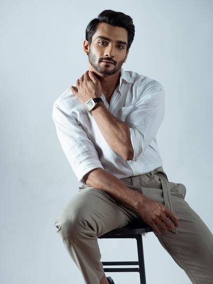 A relaxed yet strong seated pose. This is a versatile shot that can be used for both commercial and editorial castings.