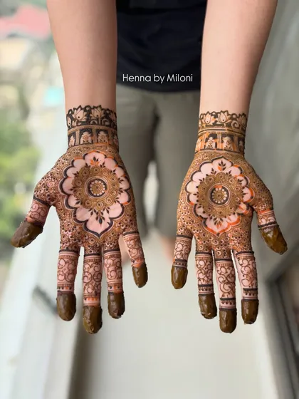 A beautiful mandala design at the center of the palm. This style is perfect for those who want a striking focal point, with simpler, delicate patterns on the fingers.