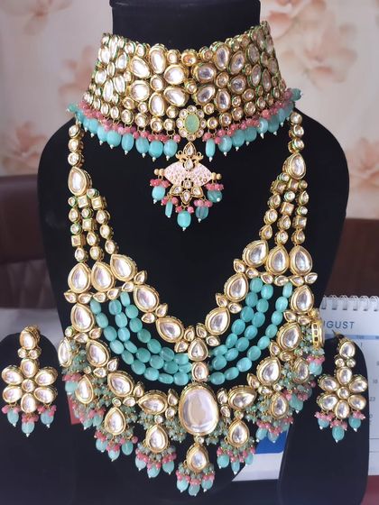 A stunning pastel bridal set with a Kundan choker and a long rani haar made of light blue beads.