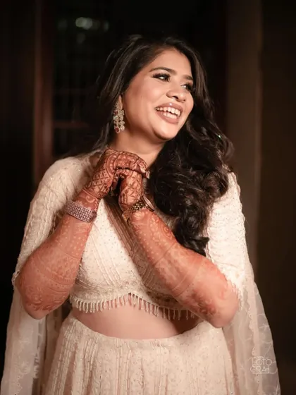 A happy and candid moment from Pooja's sangeet. Her smile is infectious, and her makeup looks fresh and radiant.