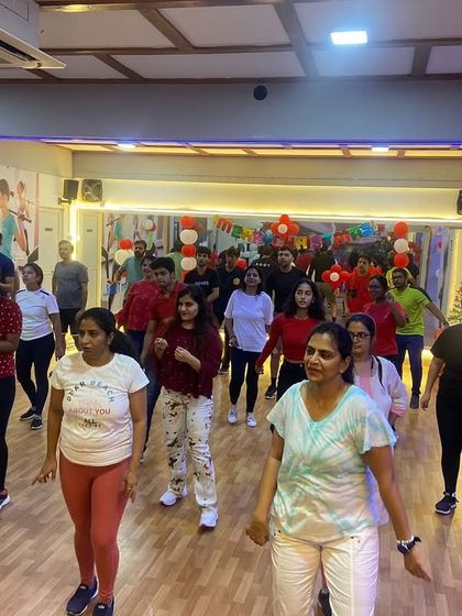 A wide shot of our members enjoying the Christmas Eve dance session. The studio was decorated with balloons and everyone was in high spirits.