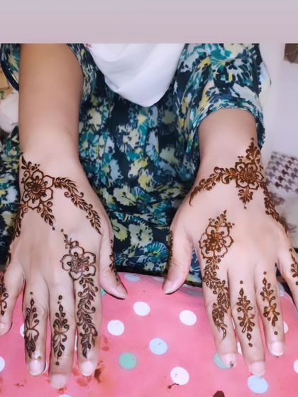 Hajira Mehendi Artist - Mehndi Art Classes & Workshops Chic & Minimalist Styles photo 4