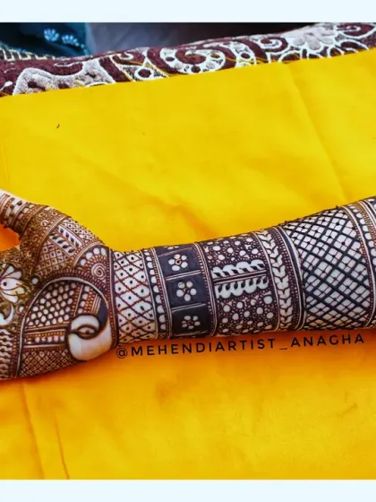 A simple yet elegant Indian mehendi design. The pattern flows beautifully along the arm, making it a great choice for a bridesmaid or for a festive occasion.
