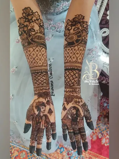 Symmetry is key in bridal henna. I will teach you how to create balanced, matching designs for both hands, incorporating beautiful elements like these peacock motifs and royal portraits.