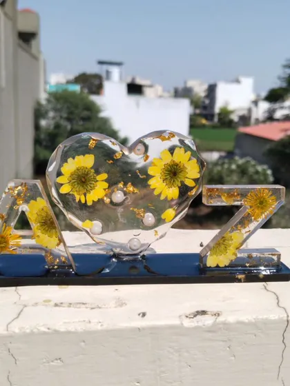 This is one of my favorite things to make. A custom initial frame with a heart, filled with real preserved yellow flowers and gold flakes. It's a perfect personalized gift for a couple or a loved one.