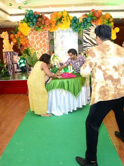 A fun game in progress at a jungle-themed birthday party. I have a variety of games that can be adapted to any theme, ensuring the entertainment always matches the occasion.