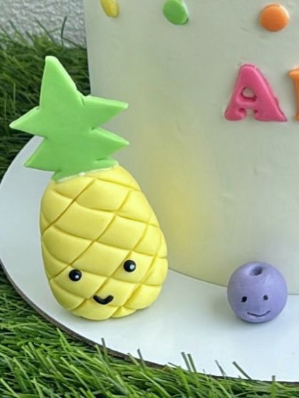 A close-up of the cute fondant pineapple.