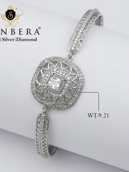 A geometric silver bracelet with a square, sparkling charm. Weighing 9.21 grams, this piece perfectly complements a sophisticated and elegant style.