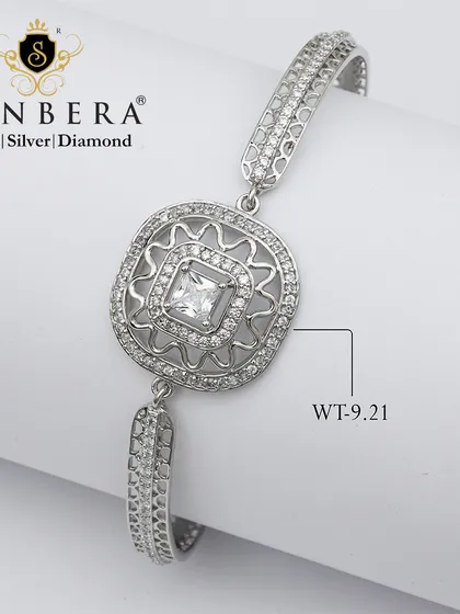 A geometric silver bracelet with a square, sparkling charm. Weighing 9.21 grams, this piece perfectly complements a sophisticated and elegant style.