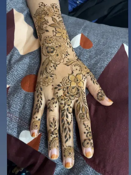 A beautiful sider mehndi design that I created for a client.