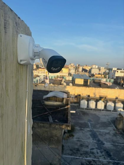 This wide shot shows the camera's perspective, overlooking the rooftops of New Delhi. This is ideal for monitoring unauthorized access to the terrace.
