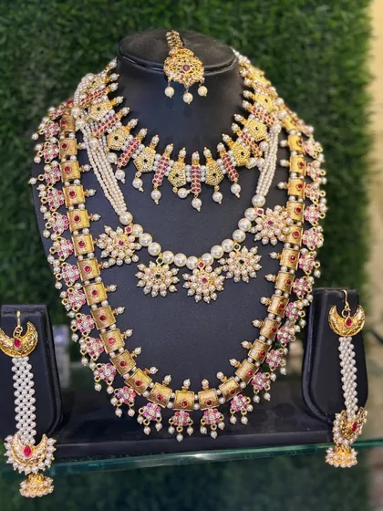 This is one of my complete bridal jewellery sets available for rent. It includes a choker, long haar, earrings, and maang tikka, all designed to give you an authentic and complete Maharashtrian bridal look without the high cost.