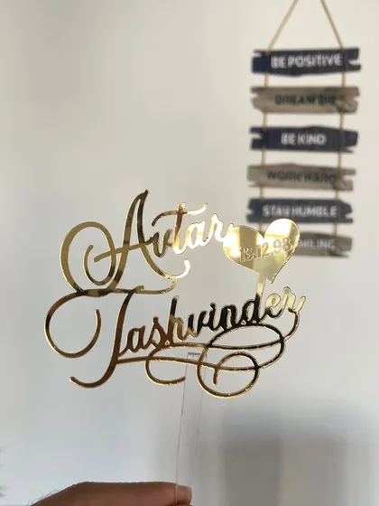 Another shot of the "Avtar & Jashvinder" topper, showing its delicate swirls and personalized details.