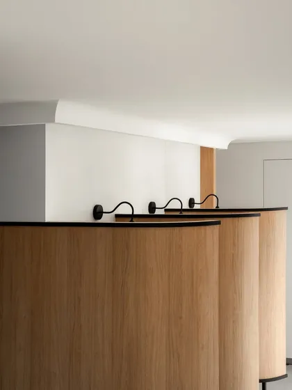 The recovery pods at Sculpta Clinic offer patients a space to relax and regain privacy. Thoughtfully integrated wooden screens provide a balance of openness and serenity, maintaining the highest standards of care.