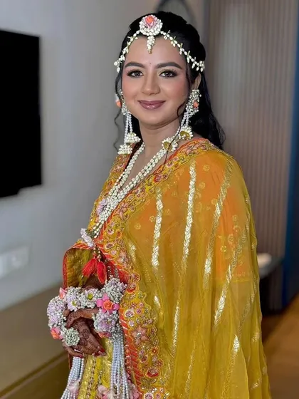I love how this bride shines with desi pride during her Haldi. Her custom floral jewellery, including the matha patti and hathphool, reflects the rich tapestry of our cultural heritage.