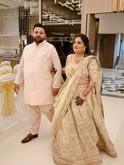 The beautiful couple, Tapan and Vidhi, making their entrance. I was there to announce them and kick off their memorable Kutchhi-Marwadi engagement ceremony.