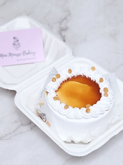 This is a caramel crunch bento cake. The top is filled with smooth caramel and sprinkled with crunchy bits for a delightful texture contrast.