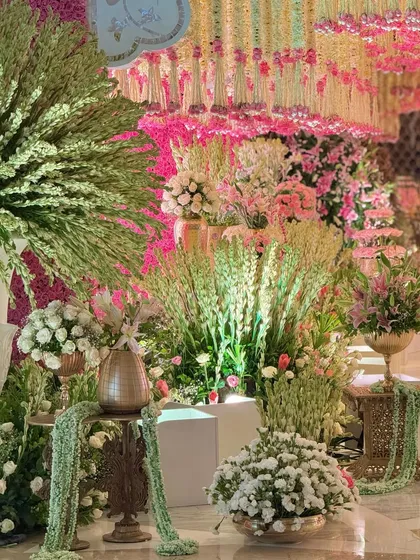 We paint with flowers to create a dreamscape of hues and fresh blooms. In this design, every detail, from the floral arrangements to the garlands, whispers celebration and grandeur. ❤️🌸