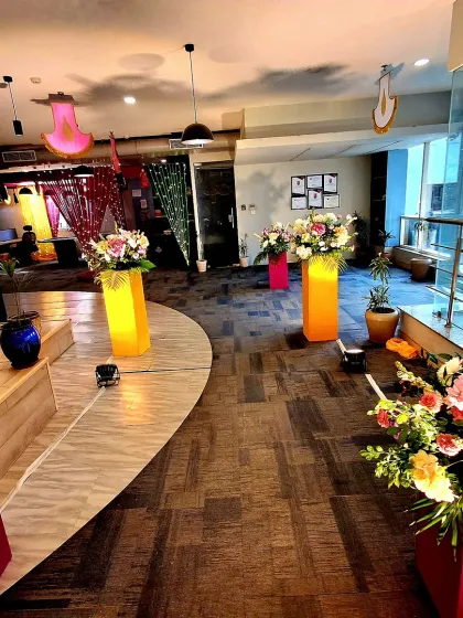 The common area in the Vahdam office was decorated with illuminated pedestals and large floral arrangements, creating a beautiful and festive walkway for employees.