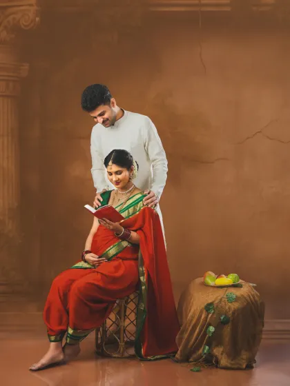 A quiet moment of reading to the baby bump. This traditional Maharashtrian-style maternity shoot is so full of culture, warmth, and anticipation.