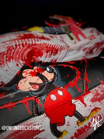 Another shot of the gory Mickey Mouse. The contrast between the cheerful character and the blood splatter is what makes this design so striking.