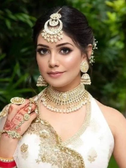 An elegant look created for a photoshoot, featuring a white outfit and matching jewellery. My collection is perfect for creating diverse looks.