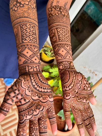 A slightly different perspective of the 'PM' initial mehendi.