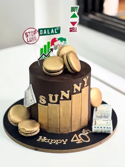 I love a creative challenge, and this stock market themed cake for a 40th birthday was exactly that. I incorporated edible money, golden macarons, and a rich chocolate finish to celebrate a milestone with a truly personal and unique design.