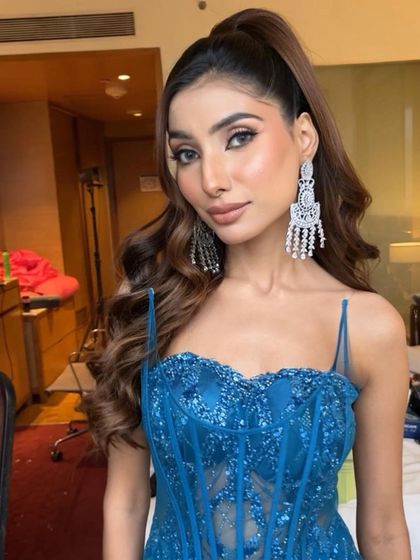 This high ponytail with soft waves is the definition of chic glam. It's a powerful look that elongates the neck and highlights your features beautifully.