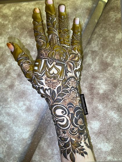 A bold statement with the word 'LOVE' and the initial 'S' incorporated into the design. This is perfect for brides who want to express their love in a clear and beautiful way.