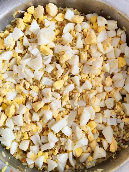 For this street feeding batch, I prepared a simple but protein-packed chicken and egg meal. The boiled eggs are chopped and mixed into the rice and chicken, providing an extra boost of energy for the dogs on the street.