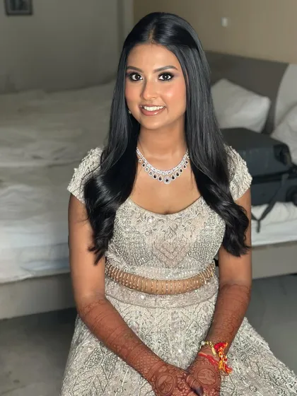 A full portrait of this glowing bride. The goal was simple: make her feel like herself, but with a touch of glam that made her glow from within.