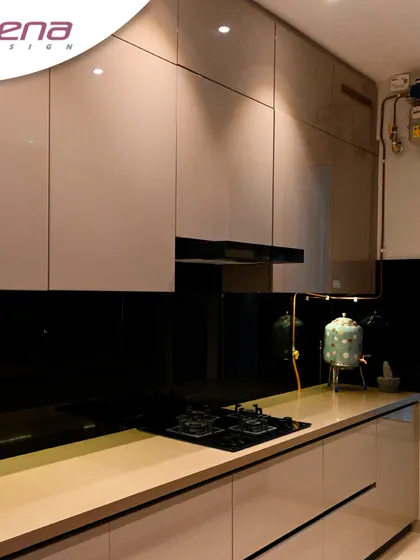 For a high-tech and ultra-sleek look, I often use a combination of glossy neutral cabinets and a black reflective backsplash. This not only looks sharp but is also easy to clean and maintain, making it a practical choice for a modern home.