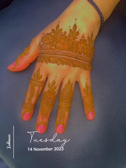 A lovely cuff design with leafy details on the fingers. This is a great semi-covered look.