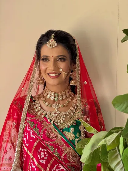 A smiling bride is the best canvas. This photo shows how the makeup looks natural and radiant, allowing her happiness to be the main focus.