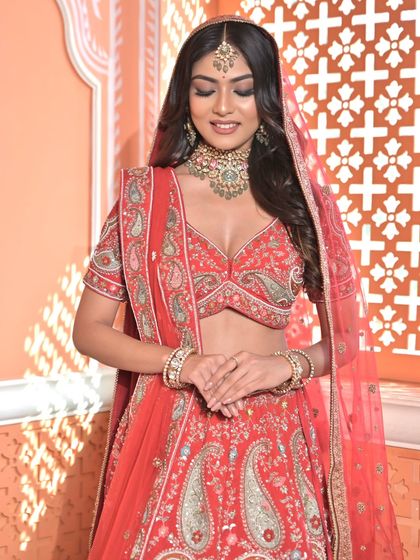 A complete bridal look featuring a heavy, gold-plated Kundan necklace, haath phool, and maang tikka, all available for rent.