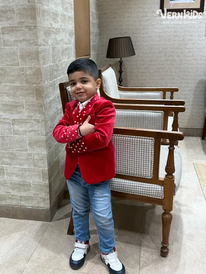 This classic red velvet statement jacket is pure fun. Paired with casual jeans, it creates a look that's both playful and stylish.