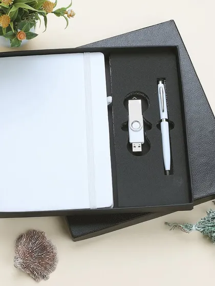 This image features the white variant of a popular corporate gift set. We can shoot product lines in multiple colors, maintaining consistent lighting and angles for a uniform look across your e-commerce platform.