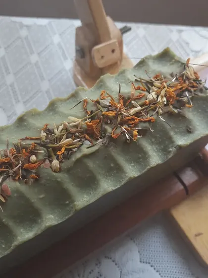 This is a fresh loaf of my Moringa Mahua Butter soap, a deeply nourishing bar. I use Mahua butter, an indigenous Indian ingredient, for its incredible moisturizing properties, perfect for dry winter skin.
